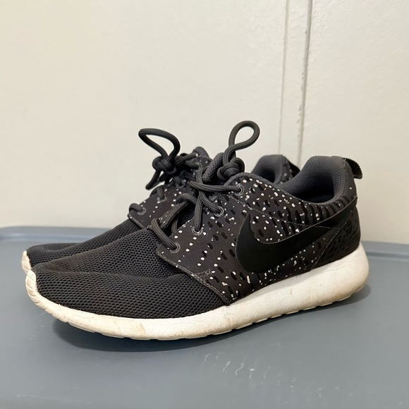 Nike Gray Roshe Tennis Shoes Women’s size 7.5 - Picture 1 of 8